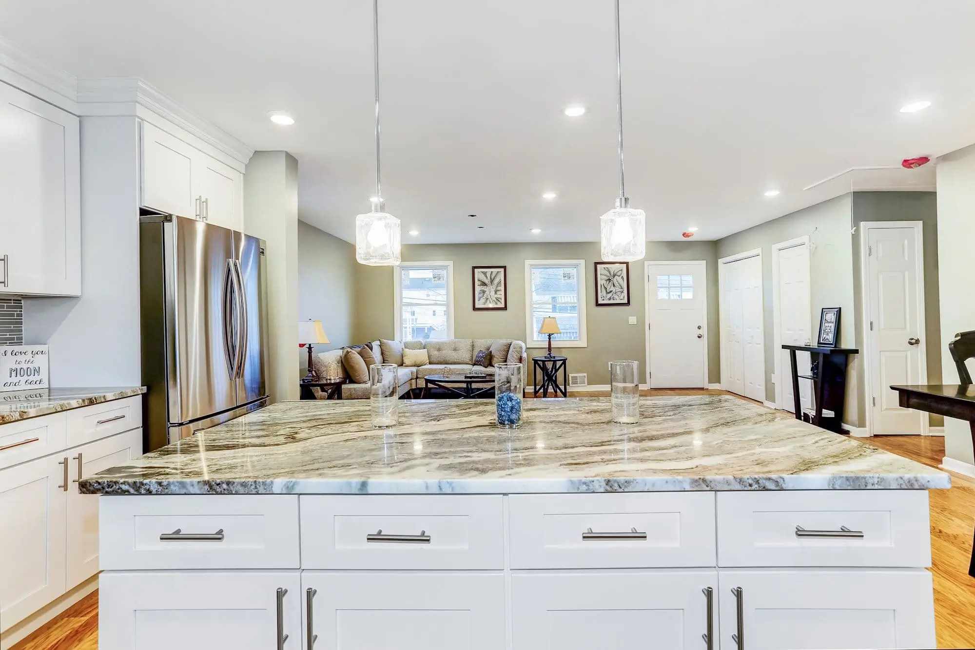 Kitchen island with Fantasy Brown quartzite worktop