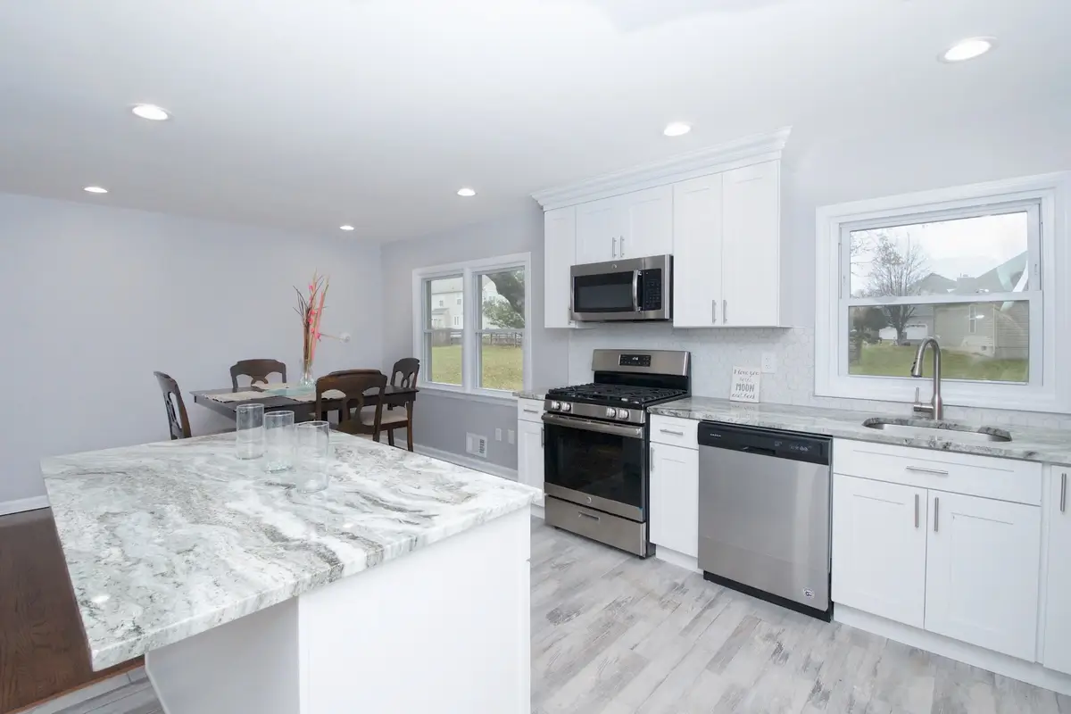 Modern kitchen with Fantasy Brown quartzite island countertop