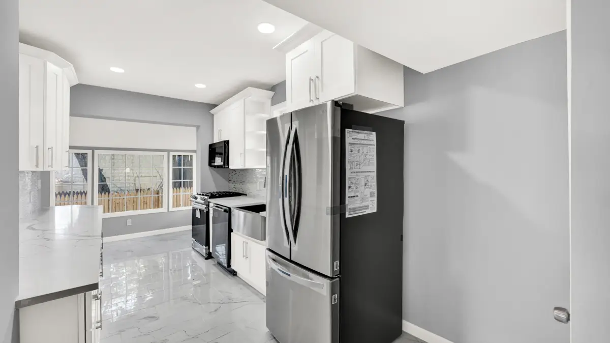 Modern kitchen with quartz countertops Calacatta Laza