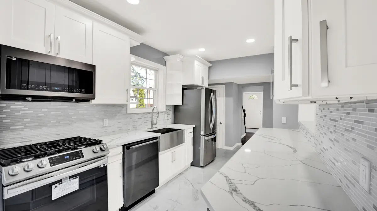 Modern kitchen with quartz countertops Calacatta Laza