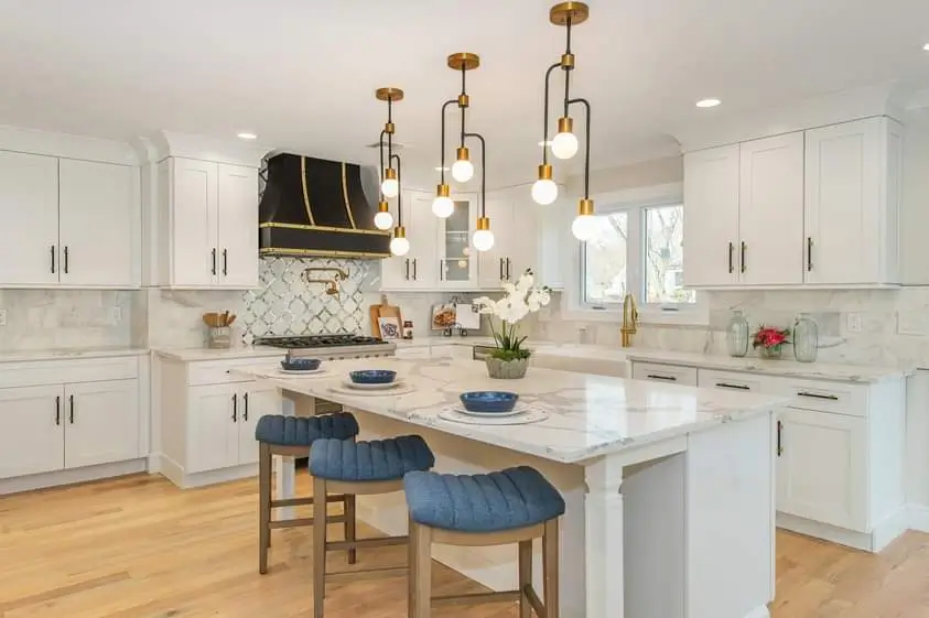 Modern and luminous kitchen with central island and gold pendant lamps